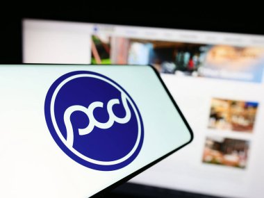 Stuttgart, Almanya - 09-05-2023: İnternet sitesinin önünde ekranda Tayvanlı ayakkabı şirketi Pou Chen Corporation 'ın logosuna sahip cep telefonu. Telefon ekranının merkez soluna odaklan.