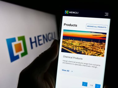 Stuttgart, Almanya - 09-06-2023: Çinli petrokimya şirketi Hengli Group 'un web sayfası olan cep telefonu logosu önünde ekranda. Telefon ekranının merkezine odaklan.
