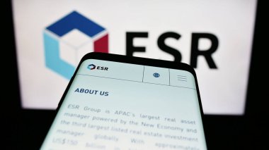 Stuttgart, Almanya - 09-06-2023: Emlak şirketi ESR Group Limited 'in web siteli akıllı telefon iş logosu önünde ekranda. Telefon ekranının sol üst kısmına odaklan.