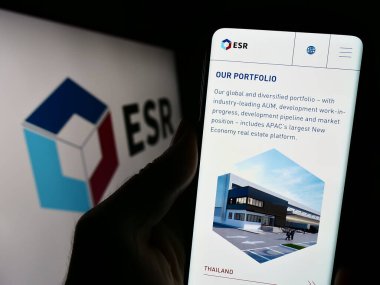 Stuttgart, Almanya - 09-06-2023: Emlak şirketi ESR Group Limited 'in web sayfası olan cep telefonu logosu önünde ekranda. Telefon ekranının merkezine odaklan.