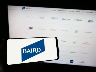 Stuttgart, Almanya - 09-06-2023: ABD 'li yatırım şirketi Baird Capital' in logosunu taşıyan kişi web sitesinin önünde ekranda. Telefon ekranına odaklan.