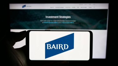 Stuttgart, Almanya - 09-06-2023: Amerikan yatırım şirketi Baird Capital 'in logosunun bulunduğu cep telefonu web sayfasının önünde ekranda. Telefon ekranına odaklan.