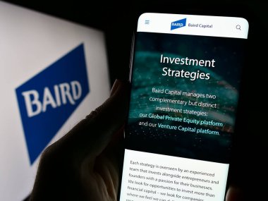 Stuttgart, Almanya - 09-06-2023: ABD 'li yatırım şirketi Baird Capital' in web sayfası olan cep telefonu logosu önünde ekranda. Telefon ekranının merkezine odaklan.