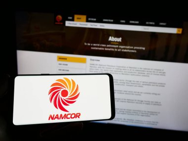 Stuttgart, Almanya - 09-06-2023: Web sitesinin önünde National Petroleum Corporation of Namibia (NAMCOR) logosu olan akıllı telefon sahibi kişi. Telefon ekranına odaklan.