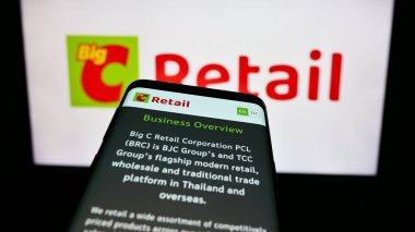 Stuttgart, Almanya - 09-07-2023: Big C Retail Corporation PCL (BRC) şirketinin web sitesi ile birlikte iş logosu önünde cep telefonu. Telefon ekranının sol üst kısmına odaklan.