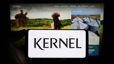 Stuttgart, Almanya - 09-07-2023: Web sitesi önünde ekranda Ukraynalı Kernel Holding S.A. şirketinin logosunu taşıyan kişi. Telefon ekranına odaklan.
