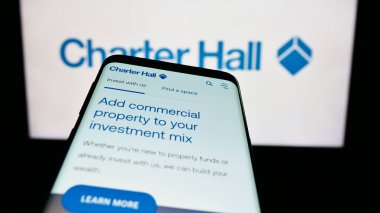 Stuttgart, Almanya - 09-07-2023: Emlak şirketi Charter Hall Group 'un web siteli akıllı telefon iş logosu önünde ekranda. Telefon ekranının sol üst kısmına odaklan.