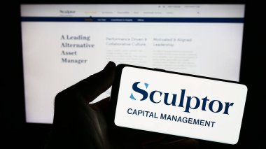 Stuttgart, Almanya - 09-07-2023: ABD 'li Heykeltraş Capital Management Inc.' in logosunu taşıyan kişi web sitesinin önünde ekranda. Telefon ekranına odaklan.