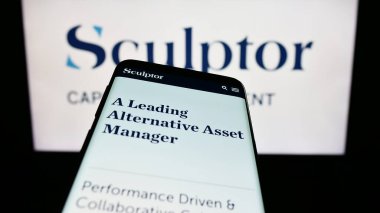 Stuttgart, Almanya - 09-07-2023: İş logosu önünde ekranda, ABD 'li Heykeltıraş Sermaye Yönetimi Şirketi' nin web sayfası bulunan cep telefonu. Telefon ekranının sol üst kısmına odaklan.