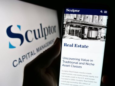 Stuttgart, Almanya - 09-07-2023: ABD 'li Heykeltıraş Capital Management Inc.' in web sitesi ile akıllı telefon sahibi kişi logo ile ekranda. Telefon ekranının merkezine odaklan.