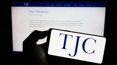 Stuttgart, Almanya - 09-07-2023: ABD yatırım şirketi The Jordan Company 'nin (TJC) logosuna sahip cep telefonu web sayfası önünde ekranda. Telefon ekranına odaklan.