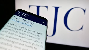 Stuttgart, Almanya - 09-07-2023: ABD 'li yatırım şirketi The Jordan Company' nin (TJC) web sayfalı cep telefonu logonun önünde ekranda. Telefon ekranının sol üst kısmına odaklan.