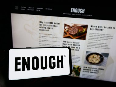 Stuttgart, Almanya - 09-07-2023: İngiliz şirketi 3FBIO Ltd. 'nin logosuna sahip cep telefonu sahibi kişi iş sayfasının önünde ekranda görülüyor. Telefon ekranına odaklan.