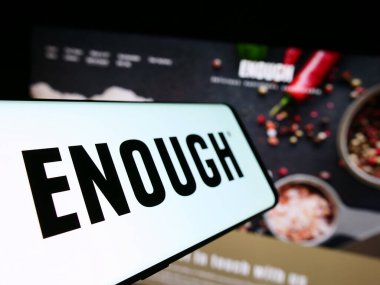 Stuttgart, Almanya - 09-07-2023: İngiliz şirketi 3FBIO Ltd. 'nin logosuna sahip cep telefonu. (Yeterli Gıda) iş web sitesinin önünde ekranda. Telefon ekranının soluna odaklan.