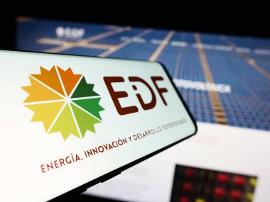 Stuttgart, Almanya - 09-08-2023: İspanyol fotovoltaik şirketi EiDF Solar 'ın logosunun yer aldığı cep telefonu işletme web sitesinin önünde ekranda. Telefon ekranının merkez soluna odaklan.