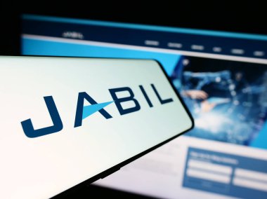 Stuttgart, Almanya - 09-08-2023: Amerikan elektronik şirketi Jabil Inc. 'in logosu olan cep telefonu iş dünyasının web sitesinin önünde ekranda. Telefon ekranının merkez soluna odaklan.