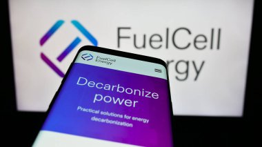 Stuttgart, Almanya - 09-08-2023: ABD 'li yakıt cep telefonu şirketi FuelCell Energy Inc.' in web sayfası iş logosu önünde ekranda. Telefon ekranının sol üst kısmına odaklan.