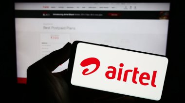 Stuttgart, Almanya - 09-08-2023: İnternet sitesi önünde ekranda telekomünikasyon şirketi Bharti Airtel Limited 'in logosuna sahip akıllı telefonu tutan kişi. Telefon ekranına odaklan.