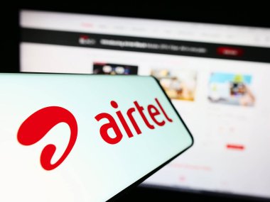 Stuttgart, Almanya - 09-08-2023: Telekomünikasyon şirketi Bharti Airtel Limited 'in logosuna sahip akıllı telefon web sitesi önünde ekranda. Telefon ekranının merkez soluna odaklan.