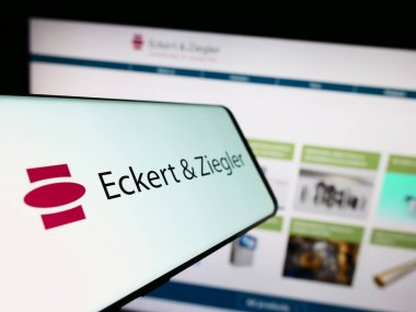 Stuttgart, Almanya - 09-09-2023: Web sitesi önünde ekranda Eckert Ziegler Strahlen- und Medizintechnik AG logolu akıllı telefon. Telefon ekranının merkez soluna odaklan.