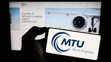 Stuttgart, Almanya - 09-10-2023: Alman havacılık şirketi MTU Aero Engines AG 'nin logosuna sahip kişi web sitesinin önünde ekranda. Telefon ekranına odaklan.