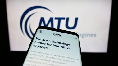 Stuttgart, Almanya - 09-10-2023: Alman havacılık şirketi MTU Aero Motor AG 'nin web sitesine sahip akıllı telefon iş logosu önünde ekranda. Telefon ekranının sol üst kısmına odaklan.