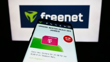 Stuttgart, Almanya - 09-10-2023: Alman telekomünikasyon şirketi Freenet AG 'nin web sitesiyle birlikte cep telefonu logonun önünde ekranda. Telefon ekranının sol üst kısmına odaklan.