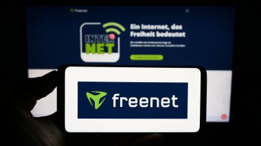 Stuttgart, Almanya - 09-10-2023: Alman telekomünikasyon şirketi Freenet AG 'nin logosunun bulunduğu cep telefonu web sayfası önünde ekranda. Telefon ekranına odaklan.