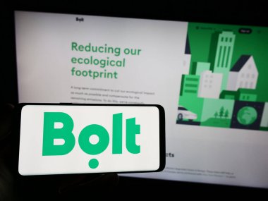 Stuttgart, Almanya - 07-26-2023: Web sitesi önünde Estonya 'nın hareketlilik şirketi Bolt Technology' nin logosunu taşıyan kişi. Telefon ekranına odaklan.