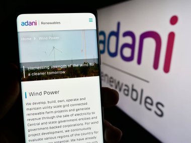 Stuttgart, Almanya - 07-26-2023: Hint şirketi Adani Green Energy Limited 'in web sayfası olan cep telefonu logosu önünde ekranda. Telefon ekranının merkezine odaklan.