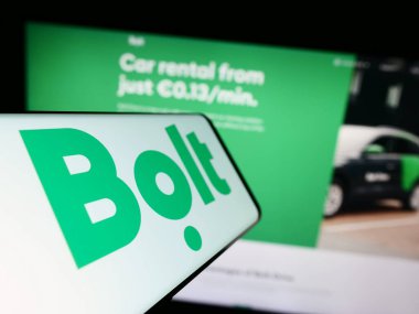 Stuttgart, Almanya - 07-26-2023: Web sitesinin önünde Estonya hareketlilik şirketi Bolt Technology 'nin logosuna sahip akıllı telefon. Telefon ekranının merkez soluna odaklan.