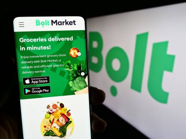 Stuttgart, Almanya - 07-26-2023: Estonya hareketlilik şirketi Bolt Technology 'nin logolu web sayfası ile akıllı telefonu elinde tutan kişi. Telefon ekranının merkezine odaklan.