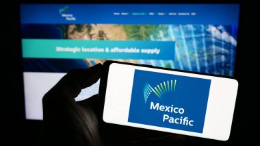 Stuttgart, Almanya - 07-26-2023: Mexico Pacific Ltd. LLLC şirketinin logosuna sahip cep telefonu sahibi kişi iş sayfasının önünde ekranda. Telefon ekranına odaklan.