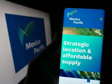 Stuttgart, Almanya - 07-26-2023: Mexico Pacific Ltd. LLLC şirketinin web sitesi olan kişi iş logosu önünde ekranda. Telefon ekranının merkezine odaklan.