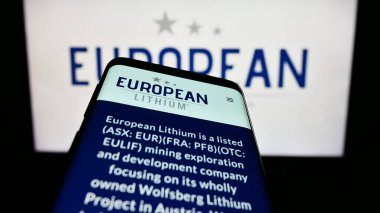 Stuttgart, Almanya - 07-26-2023: Maden şirketi European Lithium Limited 'in web sitesine sahip akıllı telefon iş logosu önünde ekranda. Telefon ekranının sol üst kısmına odaklan.