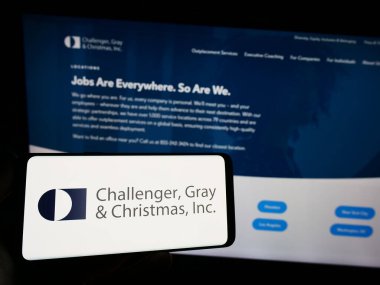 Stuttgart, Almanya - 07-26-2023: ABD 'li Challenger, Gray ve Christmas Inc. şirketinin logosunun bulunduğu akıllı telefon web sitesinin önünde ekranda. Telefon ekranına odaklan.