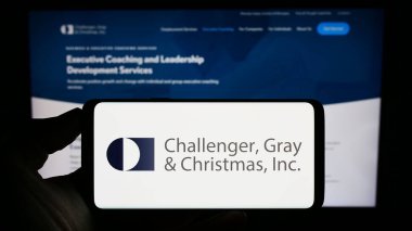 Stuttgart, Almanya - 07-26-2023: ABD 'li Challenger, Gray ve Christmas Inc. şirketinin logosunun bulunduğu cep telefonu web sayfası önünde ekranda. Telefon ekranına odaklan.