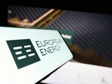Stuttgart, Almanya - 07-27-2023: Danimarkalı yenilenebilir enerji şirketi Avrupa Enerji AS 'nin logosunu taşıyan cep telefonu, iş dünyasının web sitesinin önünde ekranda. Telefon ekranının merkez soluna odaklan.