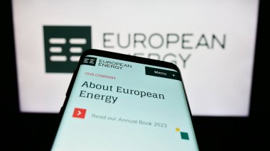 Stuttgart, Almanya - 07-27-2023: Danimarkalı yenilenebilir enerji şirketi Avrupa Enerji AS 'nin web sitesiyle birlikte cep telefonu logonun önünde ekranda. Telefon ekranının sol üst kısmına odaklan.