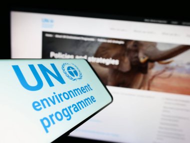 Stuttgart, Almanya - 07-27-2023: Web sitesi önünde Birleşmiş Milletler Çevre Programı (UNEP) logosu bulunan cep telefonu. Telefon ekranının merkezine odaklan.