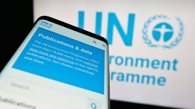 Stuttgart, Almanya - 07-27-2023: Birleşmiş Milletler Çevre Programı (UNEP) web sayfalı akıllı telefon logonun önünde ekranda. Telefon ekranının sol üst kısmına odaklan.