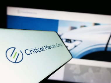 Stuttgart, Almanya - 07-27-2023: Lityum şirketi Critical Metals Corp. 'un logosu olan cep telefonu iş dünyasının web sitesinin önünde ekranda. Telefon ekranının merkez soluna odaklan.