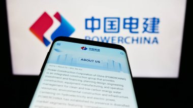 Stuttgart, Almanya - 07-27-2023: Çinli enerji şirketi PowerChina 'nın web sitesinin bulunduğu cep telefonu iş logosu önünde ekranda. Telefon ekranının sol üst kısmına odaklan.