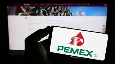 Stuttgart, Almanya - 07-27-2023: Petroleos Mexicanos (Pemex) adlı petrol şirketinin logosunun bulunduğu cep telefonu şirketinin sahibi iş sayfası önünde ekranda. Telefon ekranına odaklan.