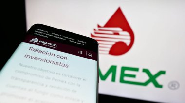 Stuttgart, Almanya - 07-27-2023: Petroleos Mexicanos (Pemex) adlı petrol şirketinin web sitesinin bulunduğu cep telefonu iş logosu önünde ekranda. Telefon ekranının sol üst kısmına odaklan.