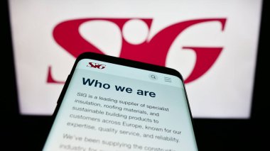 Stuttgart, Almanya - 07-27-2023: İngiliz inşaat malzemeleri şirketi SIG plc 'in web sitesinin bulunduğu cep telefonu iş logosu önünde ekranda. Telefon ekranının sol üst kısmına odaklan.