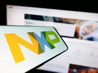 Stuttgart, Almanya - 07-28-2023: Hollandalı NXP Semiconductors N.V. şirketinin logosuna sahip akıllı telefon iş dünyasının web sitesinin önünde ekranda. Telefon ekranının merkez soluna odaklan.