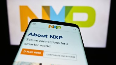 Stuttgart, Almanya - 07-28-2023: Hollandalı NXP Semiconductors N.V. şirketinin web sayfası iş logosu önünde ekranda. Telefon ekranının sol üst kısmına odaklan.