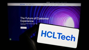 Stuttgart, Almanya - 07-28-2023: Hint HCL Technologies Limited şirketinin logosuna sahip akıllı telefon sahibi kişi web sitesinin önünde ekranda. Telefon ekranına odaklan.