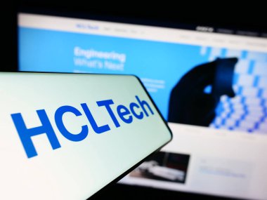 Stuttgart, Almanya - 07-28-2023: Hintli firma HCL Technologies Limited 'in logosu olan cep telefonu iş sitesinin önünde ekranda. Telefon ekranının merkezine odaklan.